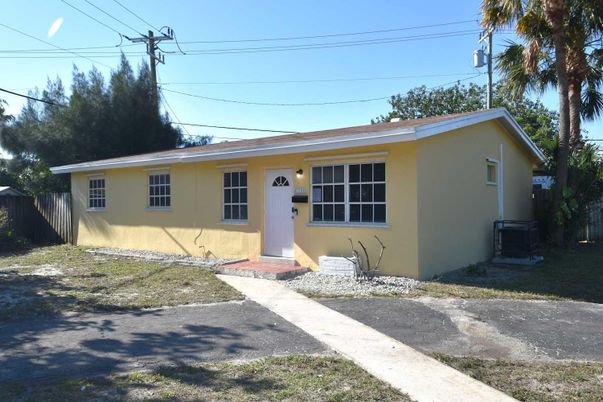 Exterior, Facade, Ranch