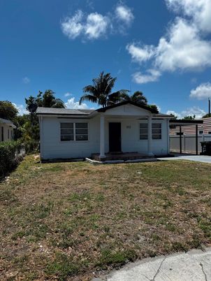 Backyard, Exterior, Facade, Ranch