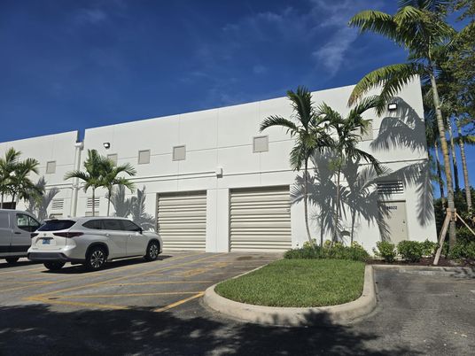 Attached, Exterior, Facade, Modern