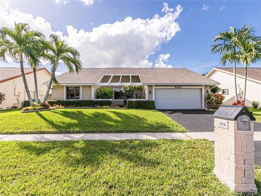 Attached, Exterior, Facade, Ranch