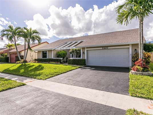 Attached, Exterior, Facade, Ranch