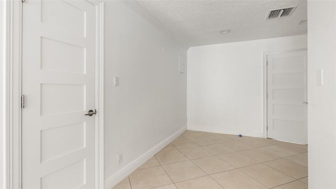 Empty room, Interior