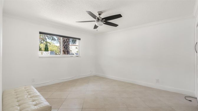 Empty room, Interior