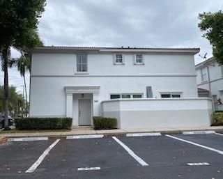 Attached, Exterior, Facade, Modern