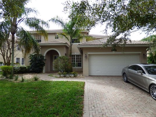 Attached, Exterior, Facade, Mediterranean