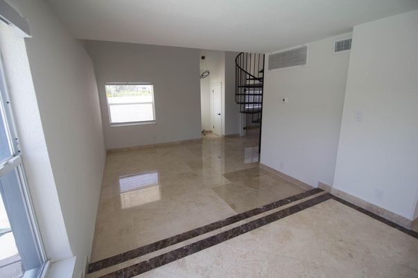 Empty room, Interior