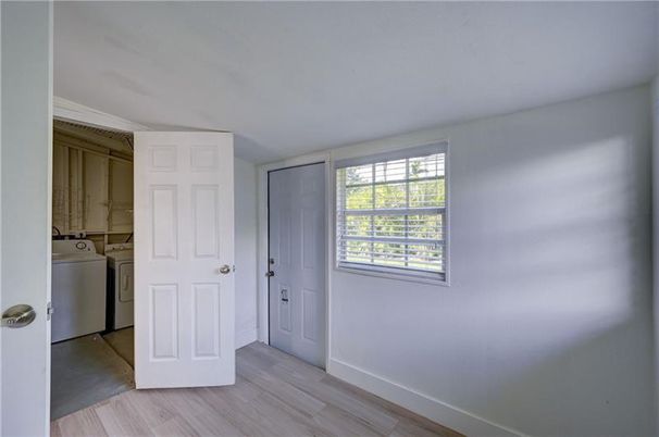 Interior, Washer, Wood Texture Flooring