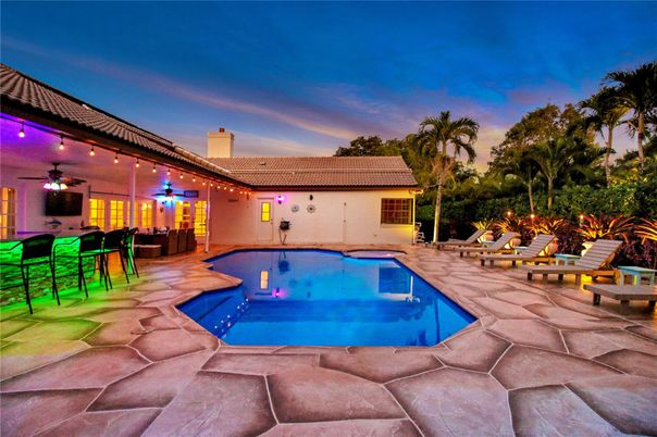 Exterior, Pool