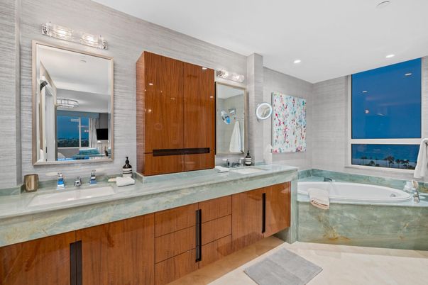 Bathroom, Dual Sink Vanities, Interior, Recessed Lighting