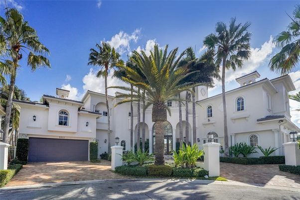 Attached, Exterior, Facade, Mediterranean