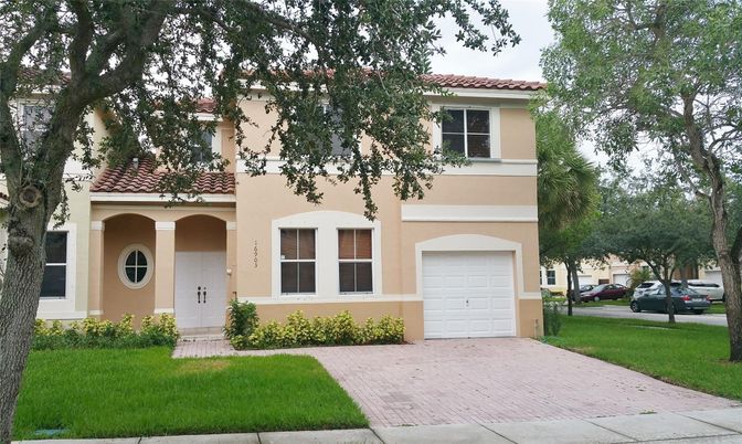 Attached, Exterior, Facade, Mediterranean
