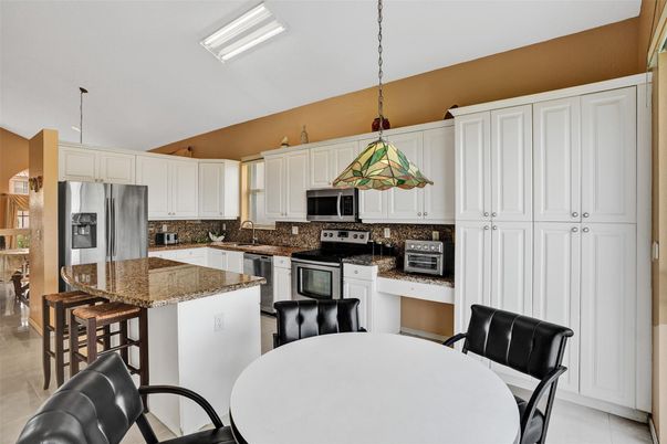 Dining room, Interior, Kitchen, Pendant Lights, Stainless Steel Appliances