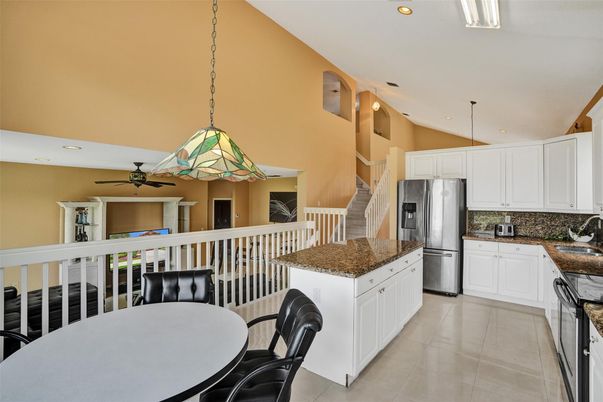 Dining room, Interior, Kitchen, Pendant Lights, Recessed Lighting, Stainless Steel Appliances