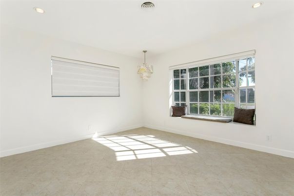 Chandelier, Empty room, Interior, Recessed Lighting