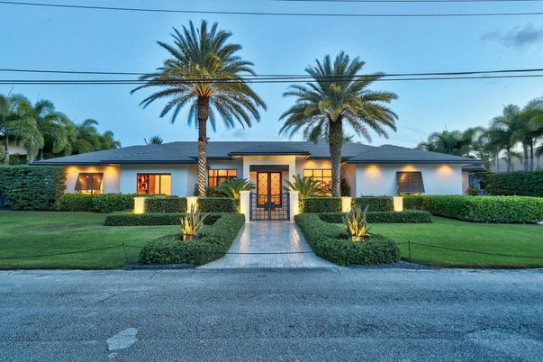 Exterior, Facade, Ranch