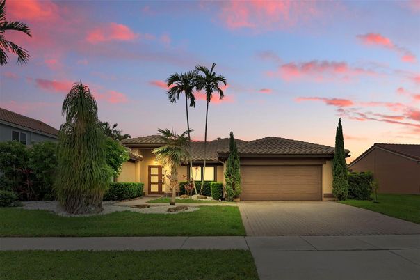Attached, Exterior, Facade, Mediterranean