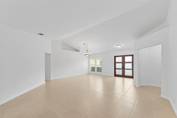 Empty room, Interior