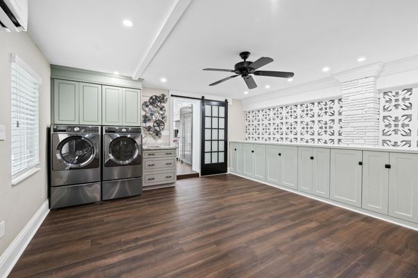 Interior, Recessed Lighting, Washer, Wood Texture Flooring