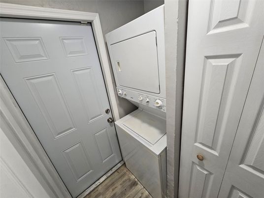 Interior, Utility Closets, Washer, Wood Texture Flooring