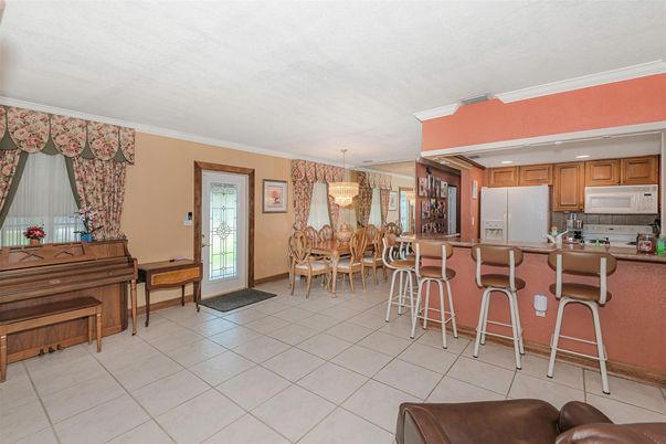Chandelier, Dining room, Interior, Kitchen, Piano, Recessed Lighting