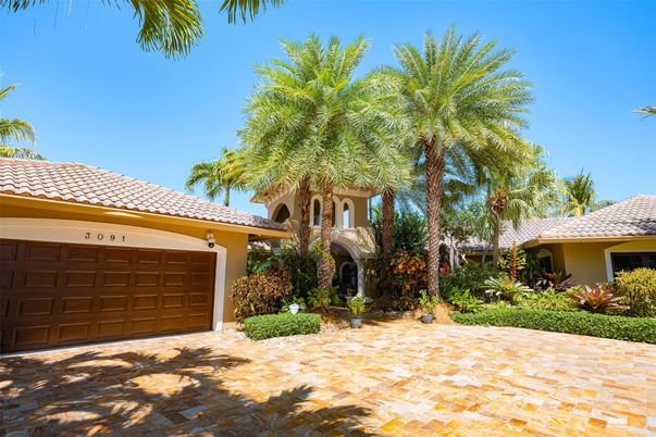 Attached, Exterior, Facade, Mediterranean