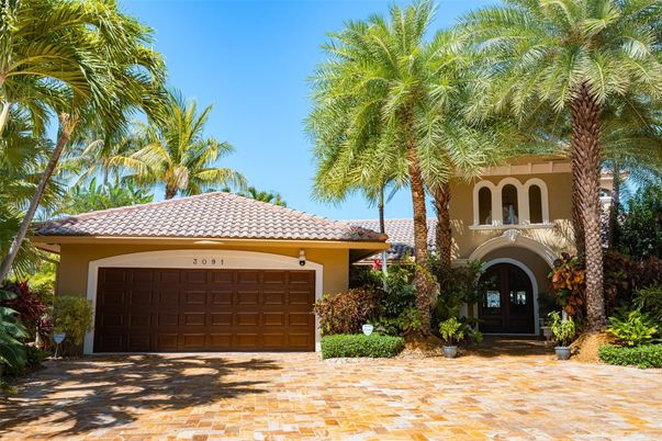 Attached, Exterior, Facade, Mediterranean