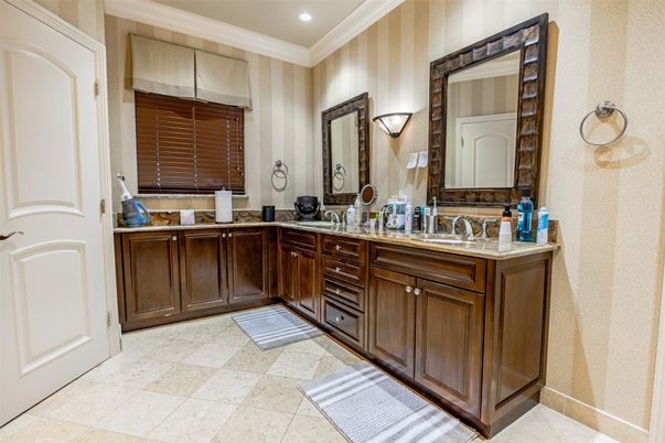 Bathroom, Dual Sink Vanities, Interior, Recessed Lighting