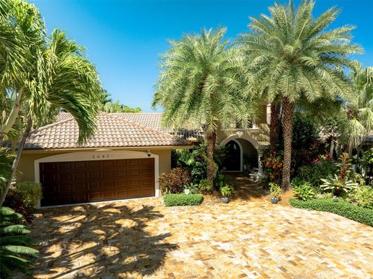 Attached, Exterior, Facade, Mediterranean