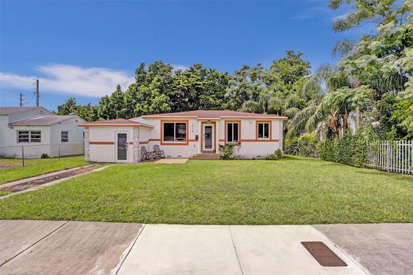 Backyard, Exterior, Facade, Ranch