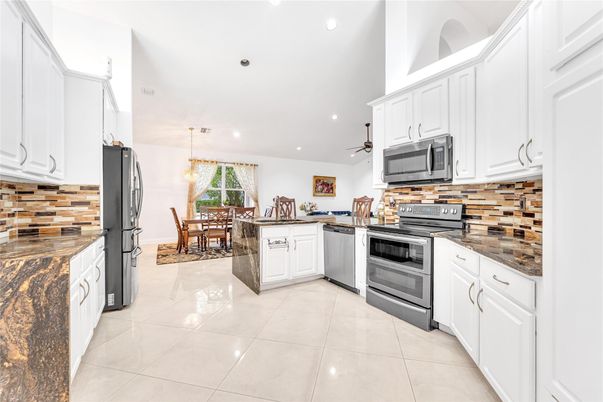 Chandelier, Dining room, Interior, Kitchen, Recessed Lighting, Stainless Steel Appliances