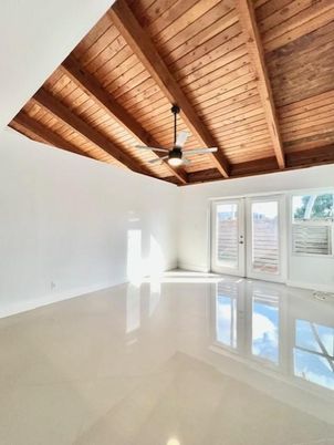 Empty room, Interior, Wooden Beams, Wooden Ceilings