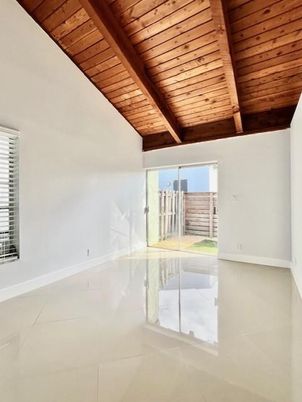 Empty room, Interior, Wooden Beams, Wooden Ceilings