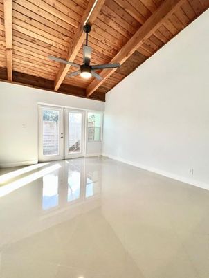Empty room, Interior, Wooden Beams, Wooden Ceilings