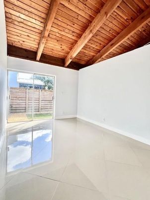 Empty room, Interior, Wooden Beams, Wooden Ceilings
