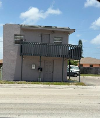 Exterior, Facade, Modern