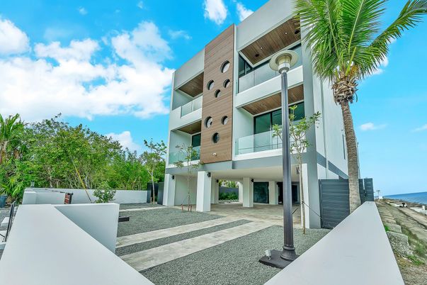 Backyard, Exterior, Facade, Water, Modern