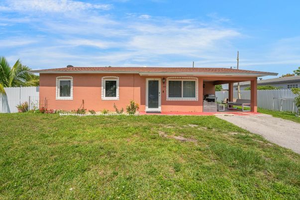 Backyard, Exterior, Facade, Ranch