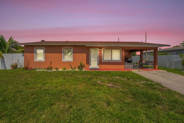 Backyard, Exterior, Facade, Ranch