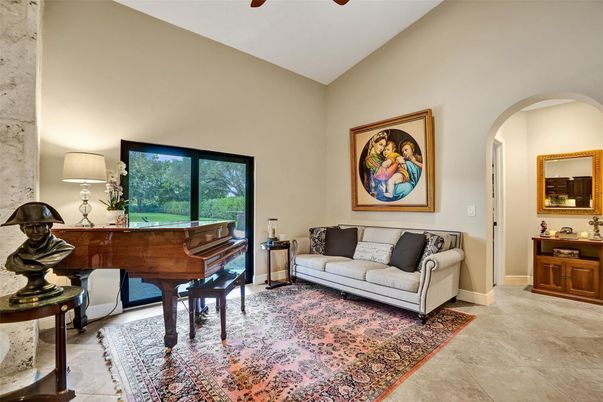Interior, Piano