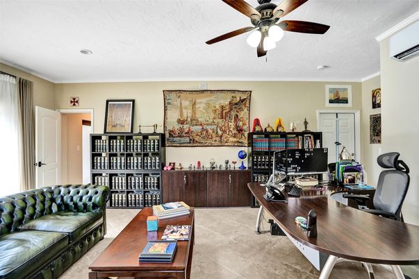 Home Office, Interior