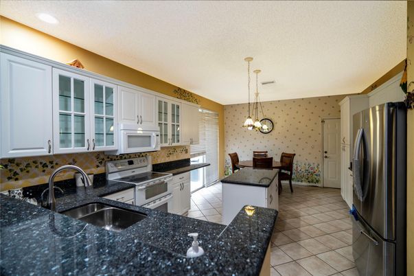 Dining room, Interior, Kitchen, Pendant Lights, Recessed Lighting, Stainless Steel Appliances