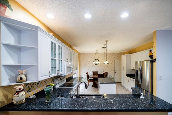 Dining room, Interior, Kitchen, Pendant Lights, Recessed Lighting, Stainless Steel Appliances