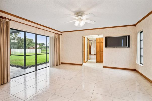 Empty room, Interior