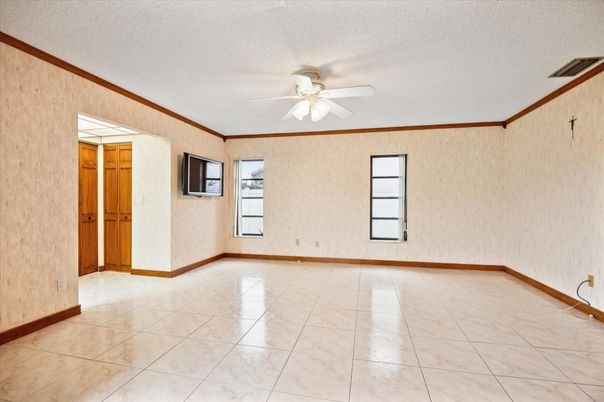 Empty room, Interior