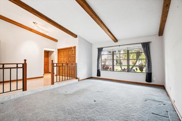 Empty room, Interior, Wooden Beams