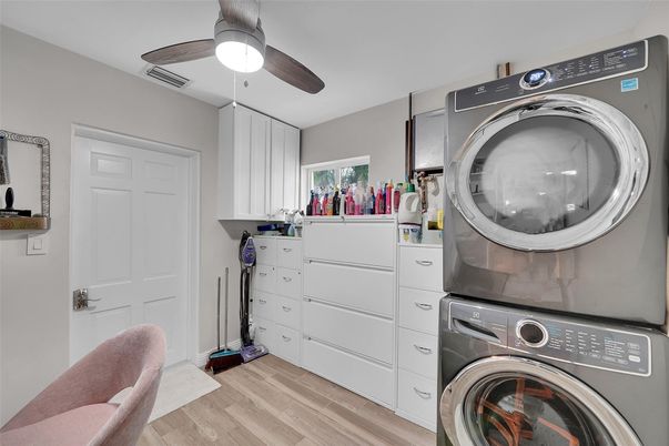 Interior, Utility Closets, Washer, Wood Texture Flooring
