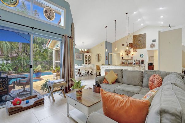 Chandelier, Dining room, Interior, Living room, Pendant Lights, Recessed Lighting