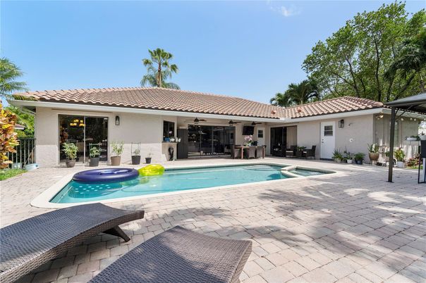 Exterior, Pool