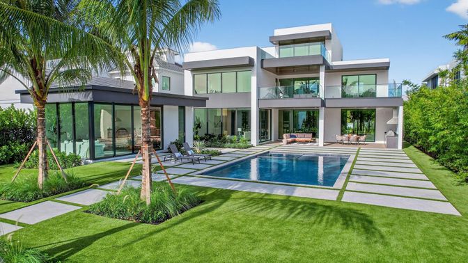 Backyard, Exterior, Facade, Pool, Modern