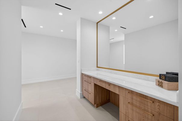 Bathroom, Dual Sink Vanities, Interior, Recessed Lighting